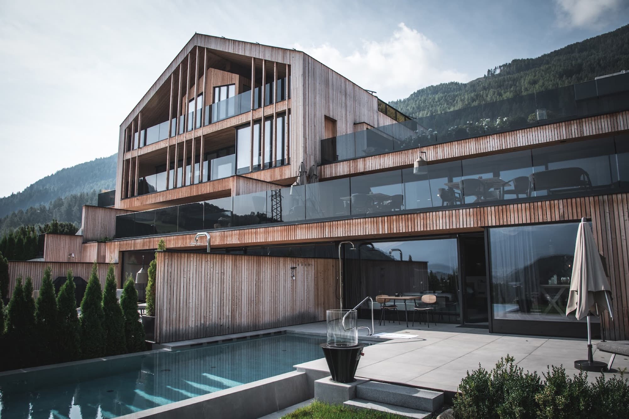 PURMONTES private chalet suites above the meadows of Montal