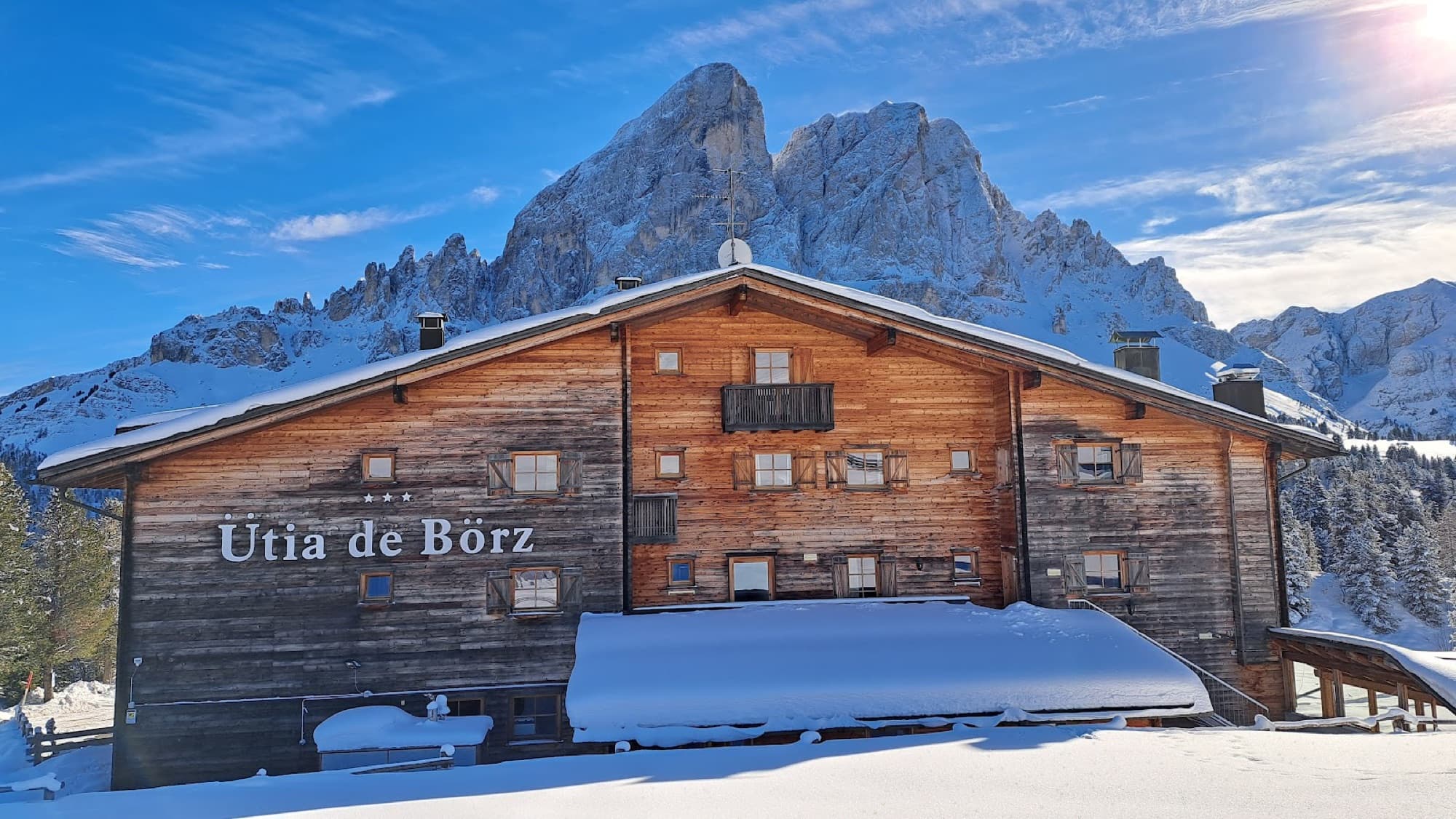 Ütia de Börz lodge on the Passo delle Erbe facing Sass de Pütia