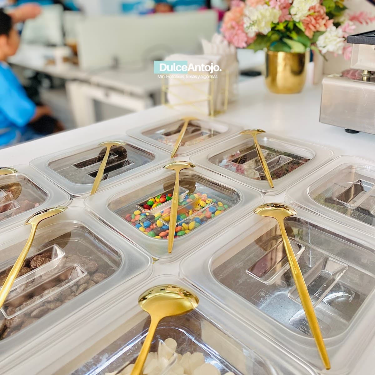 Dulce Antojo CDMX |barras de servicio para eventos | mini hotcakes | fresas con crema | frappes | esquites — wedding caterer in Mexico City