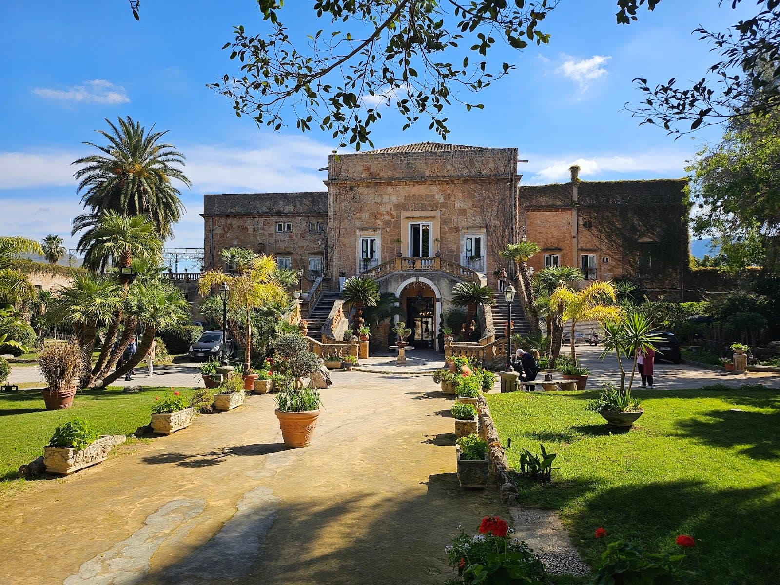 Villa Boscogrande exterior with palm trees and manicured lawns.