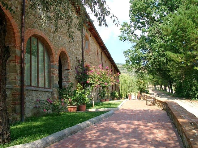 Antico Borgo Poggitazzi: destination wedding venue in 52028 Terranuova Bracciolini AR, Italy