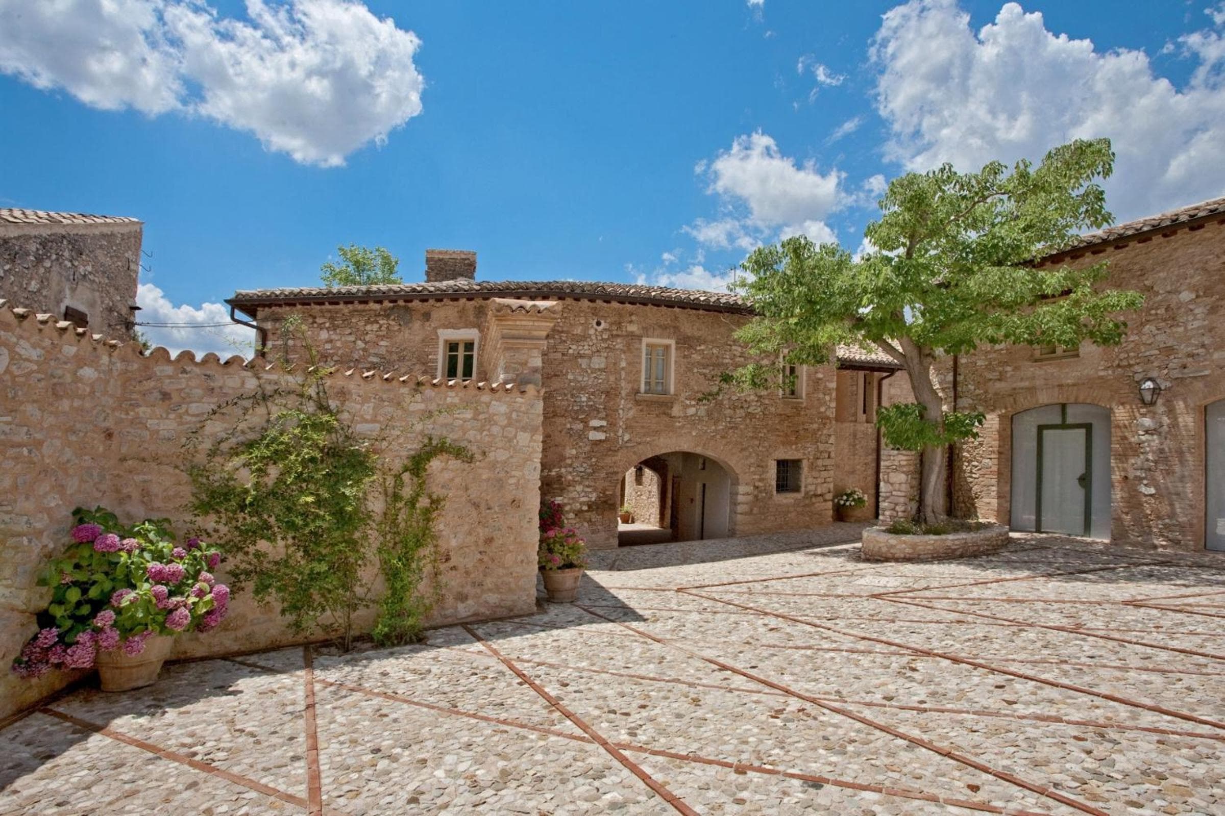 Borgo Della Marmotta, wedding venue in Poreta, Italy