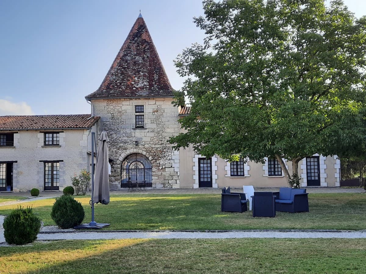 Château de Beauséjour: destination wedding venue in 24110 Saint-Léon-sur-l'Isle, France