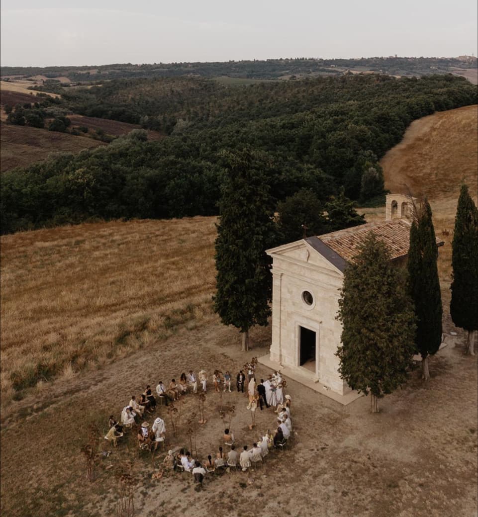 Chapel Vitaleta: destination wedding venue in San Quirico d'Orcia, Italy