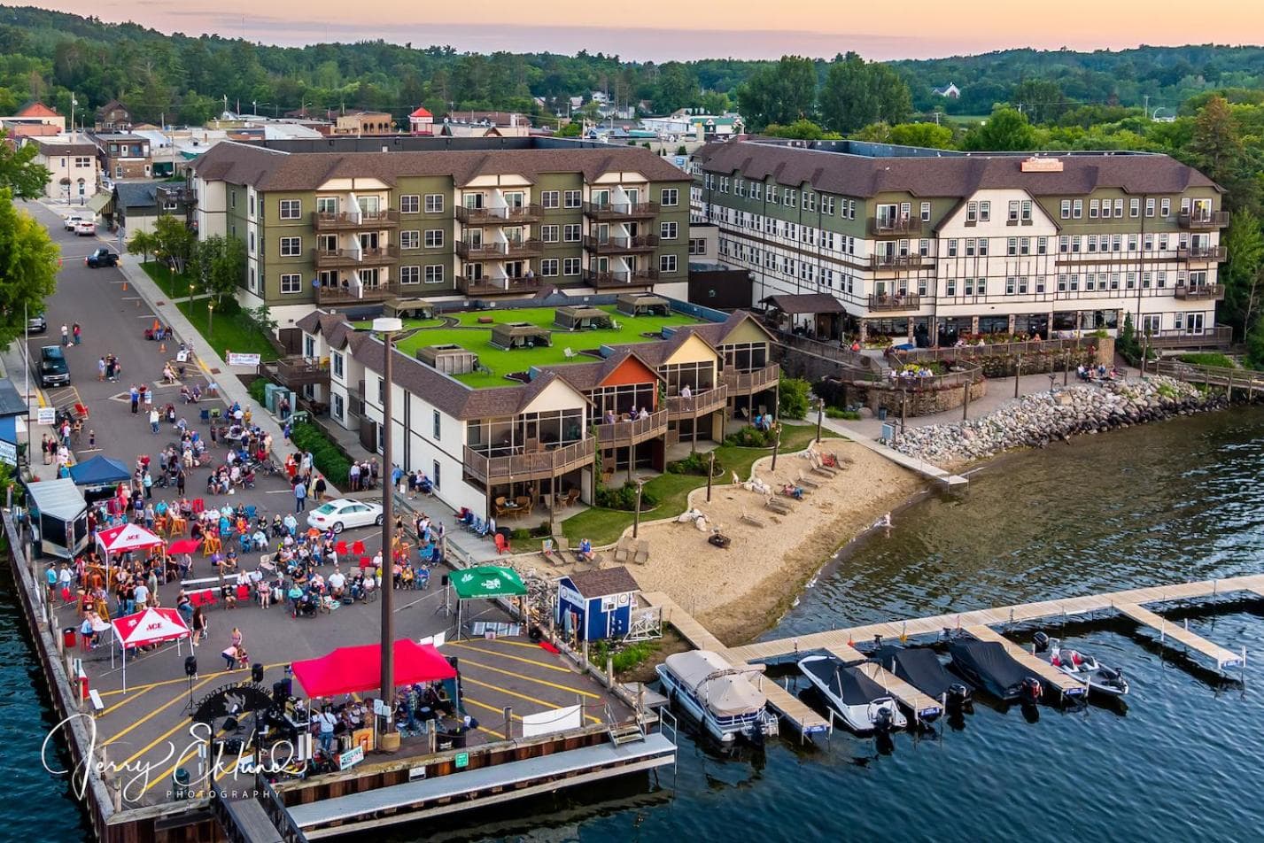 Chase On The Lake, wedding venue in Walker, United States