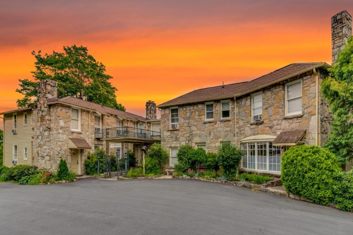 Echo Mountain Inn, wedding venue in Laurel Park, United States