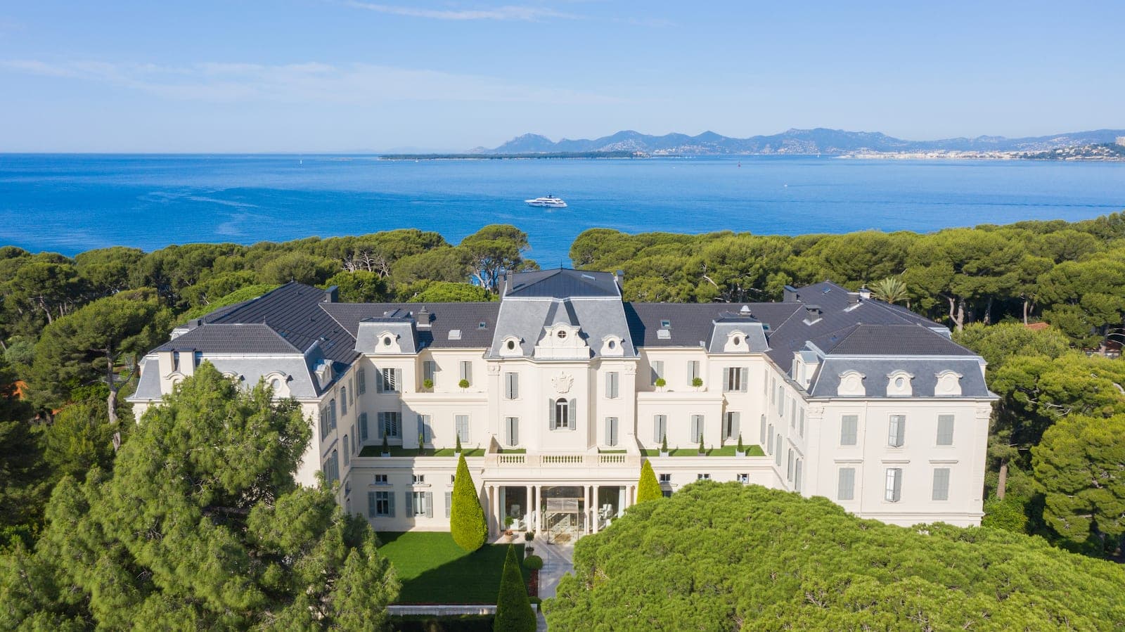 The Eden-Roc pavilion and its cliff pool on the Cap d’Antibes above the Mediterranean
