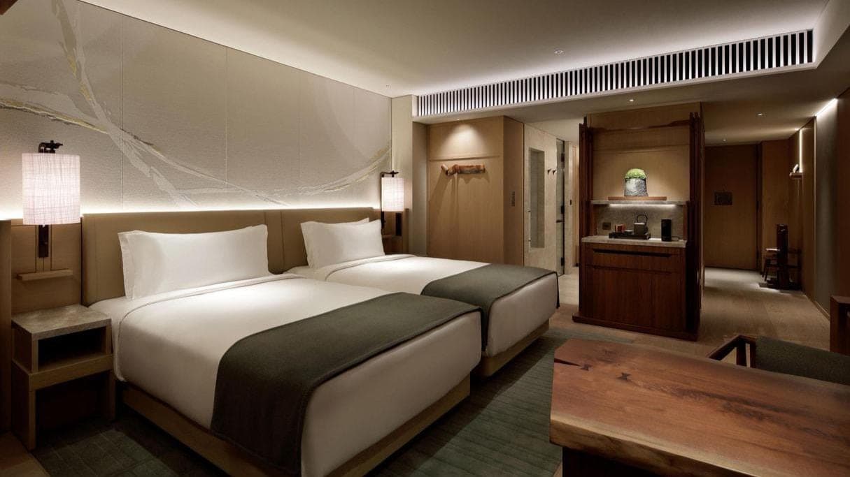 The pond garden and Shiki-no-Ma ceremonial room at HOTEL THE MITSUI KYOTO