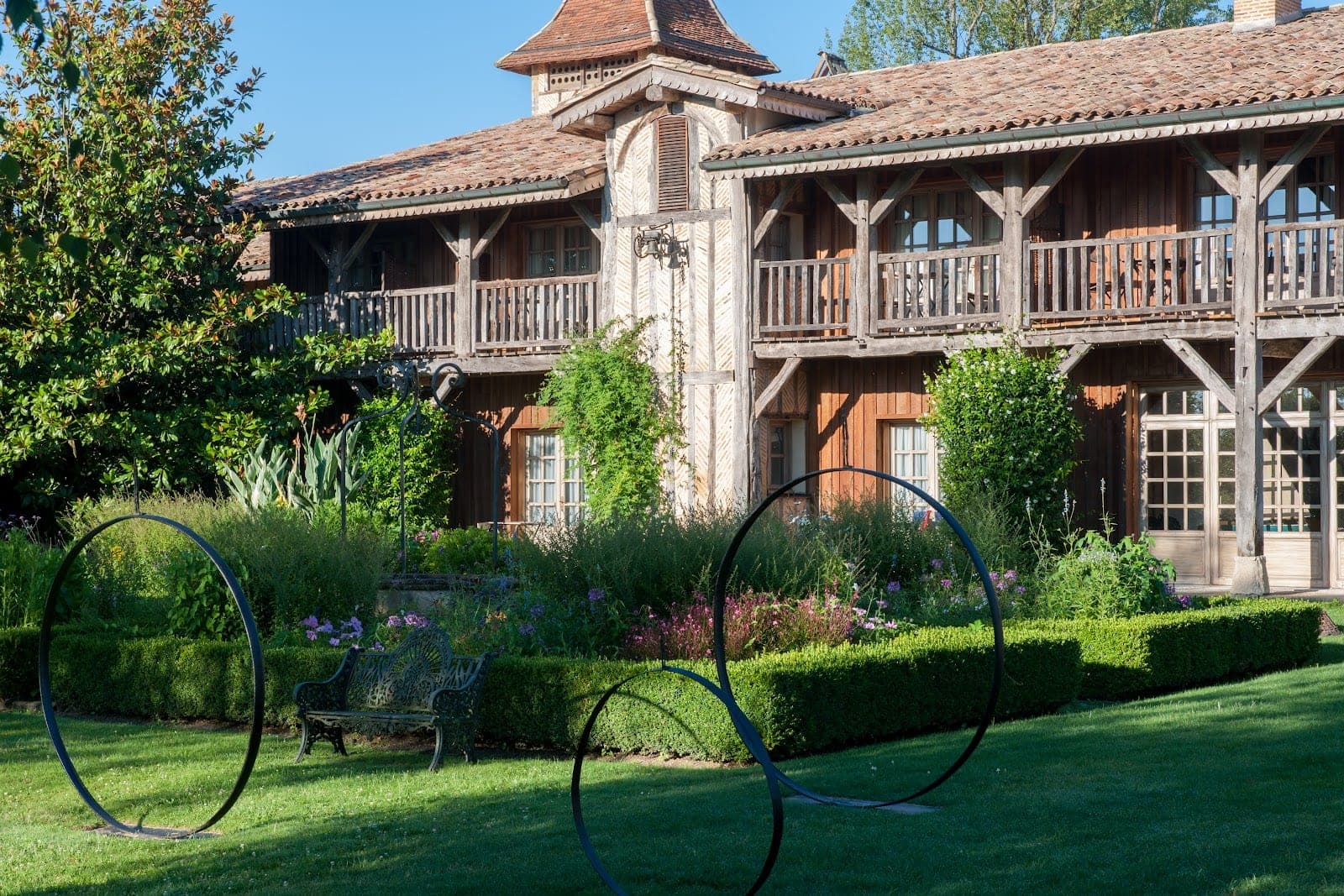 The lake and vine-covered buildings of Les Sources de Caudalie at Château Smith Haut Lafitte
