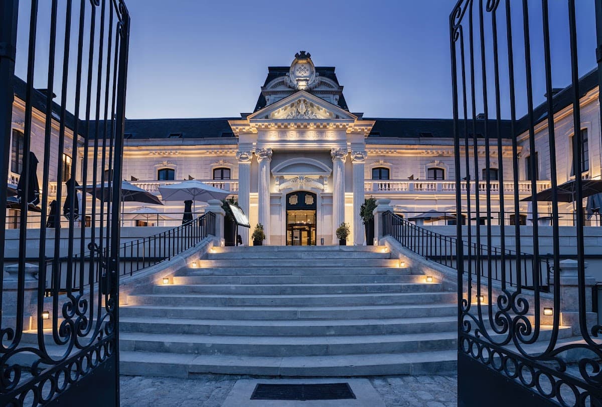 Hôtel**** de la Cité Royale Restaurant & Spa: destination wedding venue in 37600 Loches, France