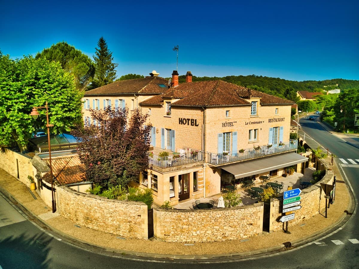 Hôtel Restaurant Le Centenaire — destination wedding venue in 24620 Les Eyzies, France