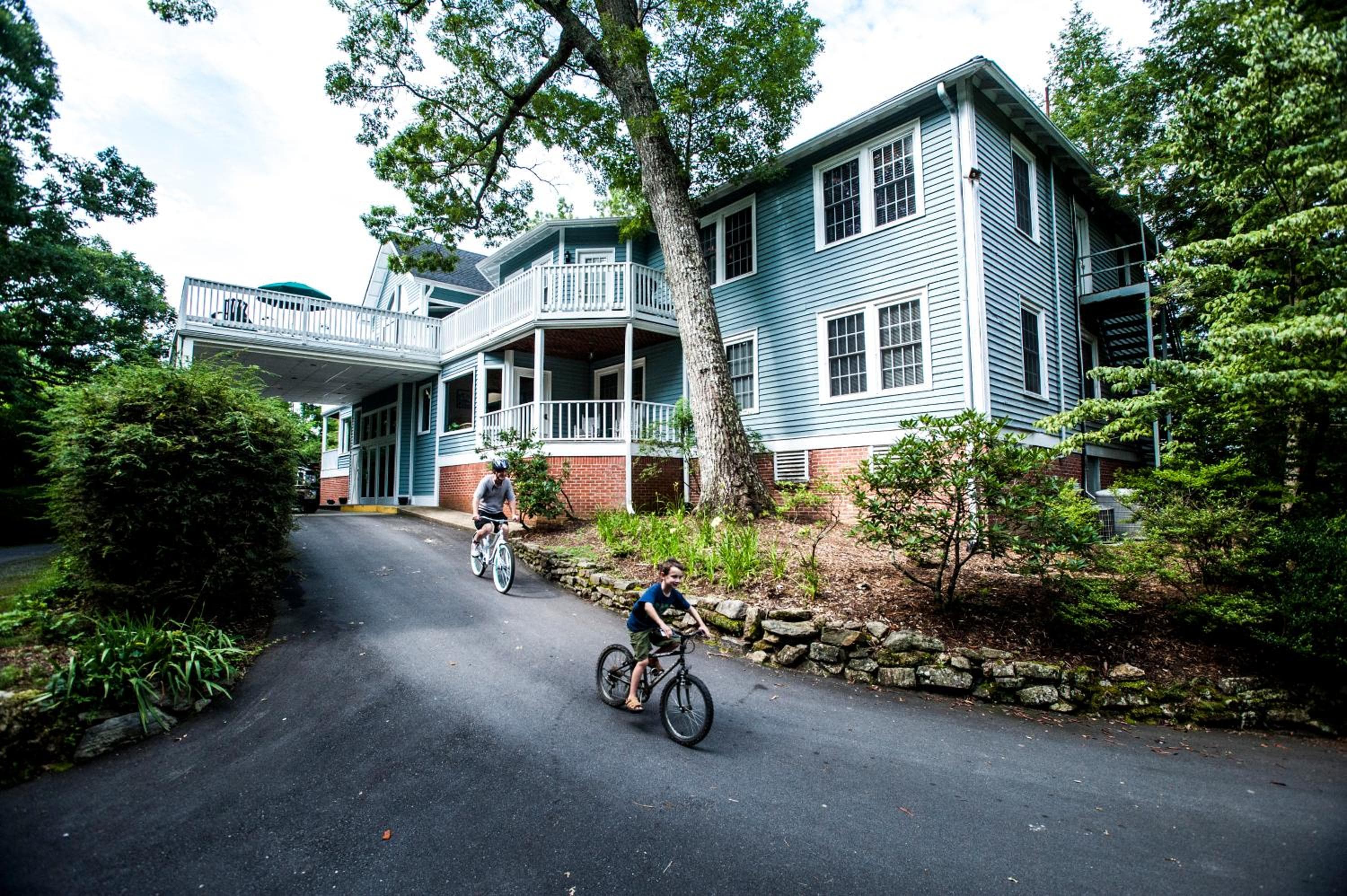 Highland Lake Inn & Resort - Flat Rock, wedding venue in Flat Rock, United States