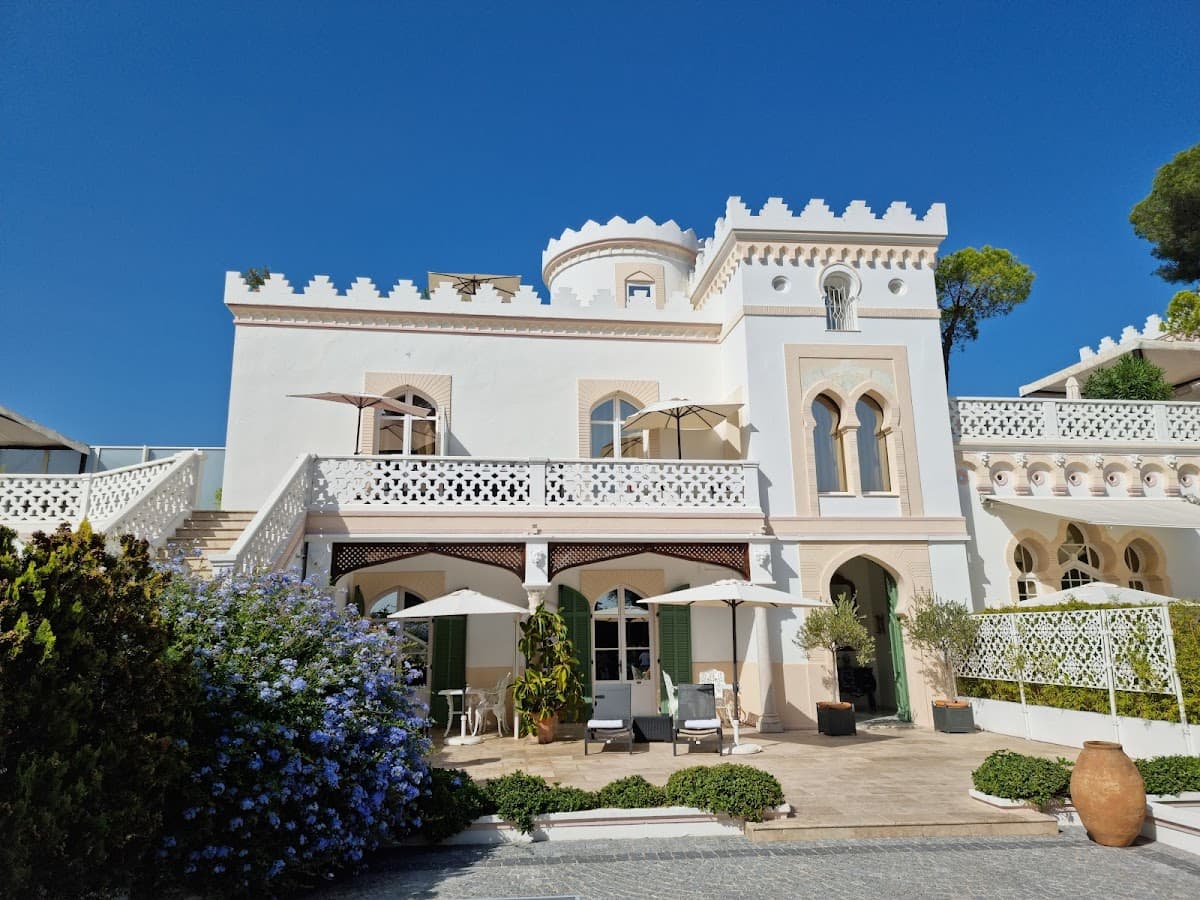 Hotel-Restaurant La Villa Mauresque: destination wedding venue in 83700 Saint-Raphaël, France