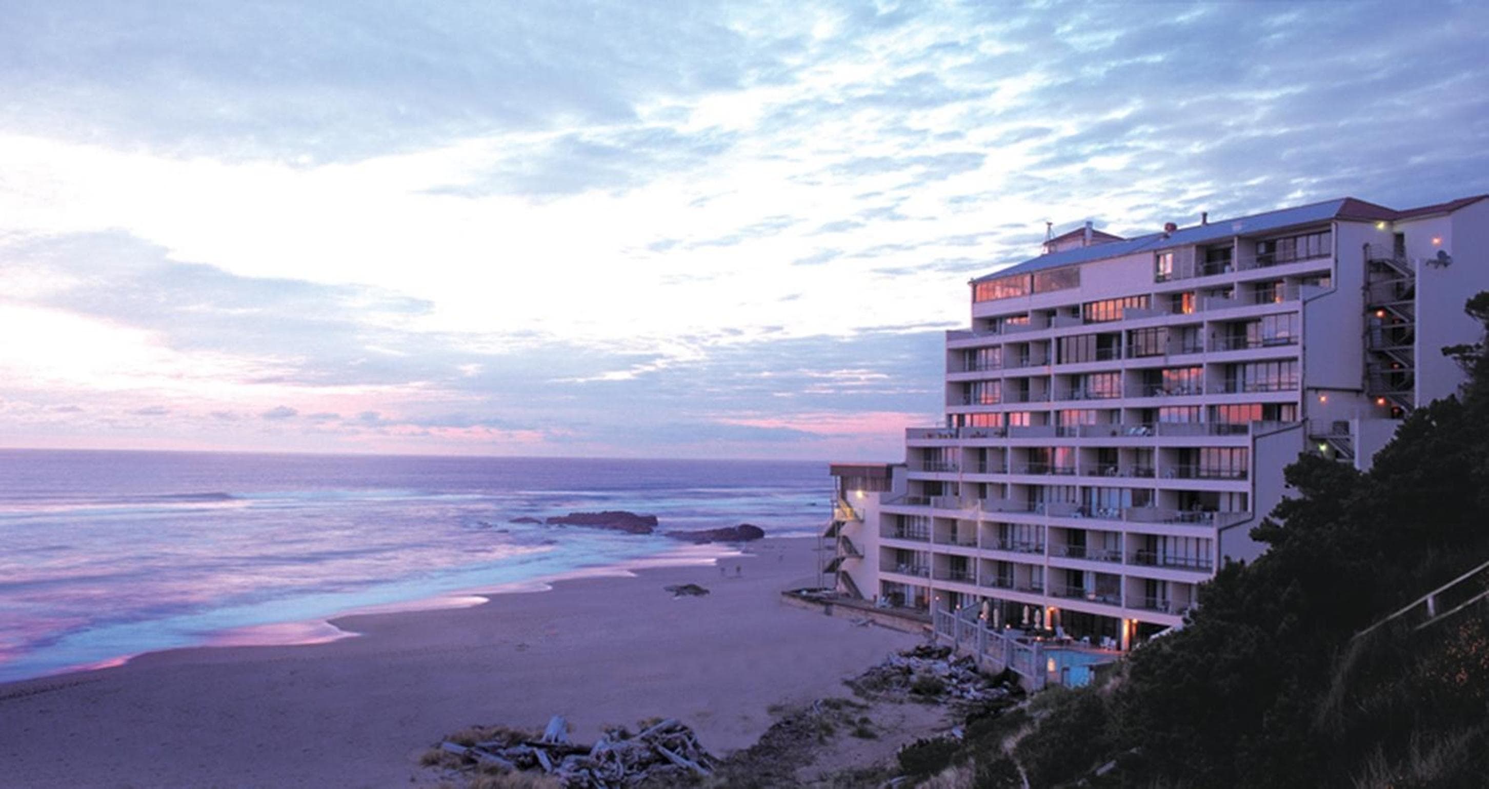 Inn at Spanish Head Resort Hotel, wedding venue in Lincoln City, United States