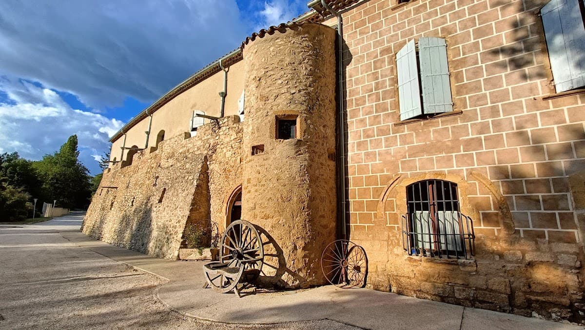 Le Relais Du Grand Logis: destination wedding venue in 84120 Mirabeau, France