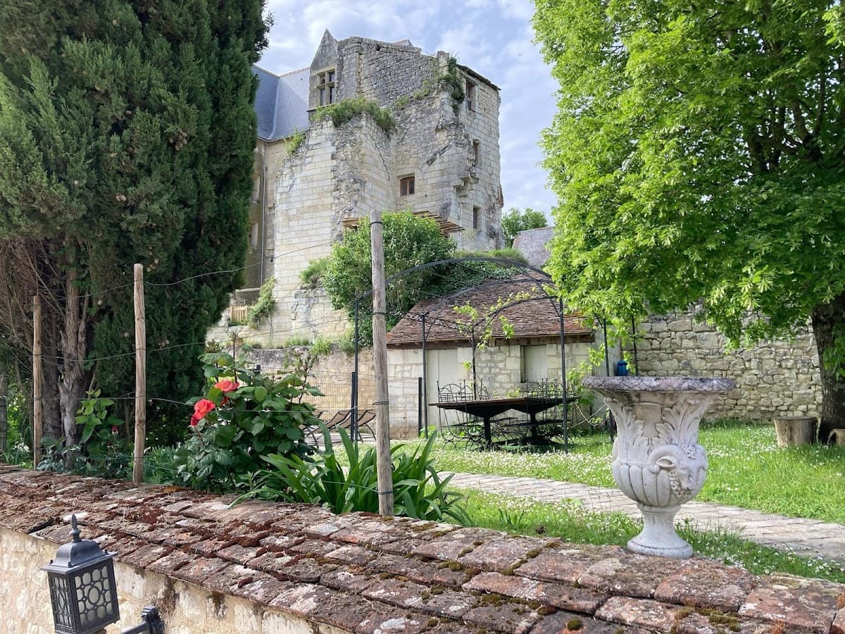 Logis Hôtel Auberge de Crissay: destination wedding venue in 37220 Crissay-sur-Manse, France