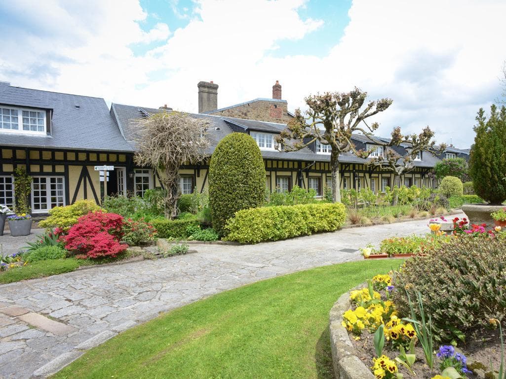 Logis Hôtel de la Croix d'Or: destination wedding venue in 50300 Avranches, France