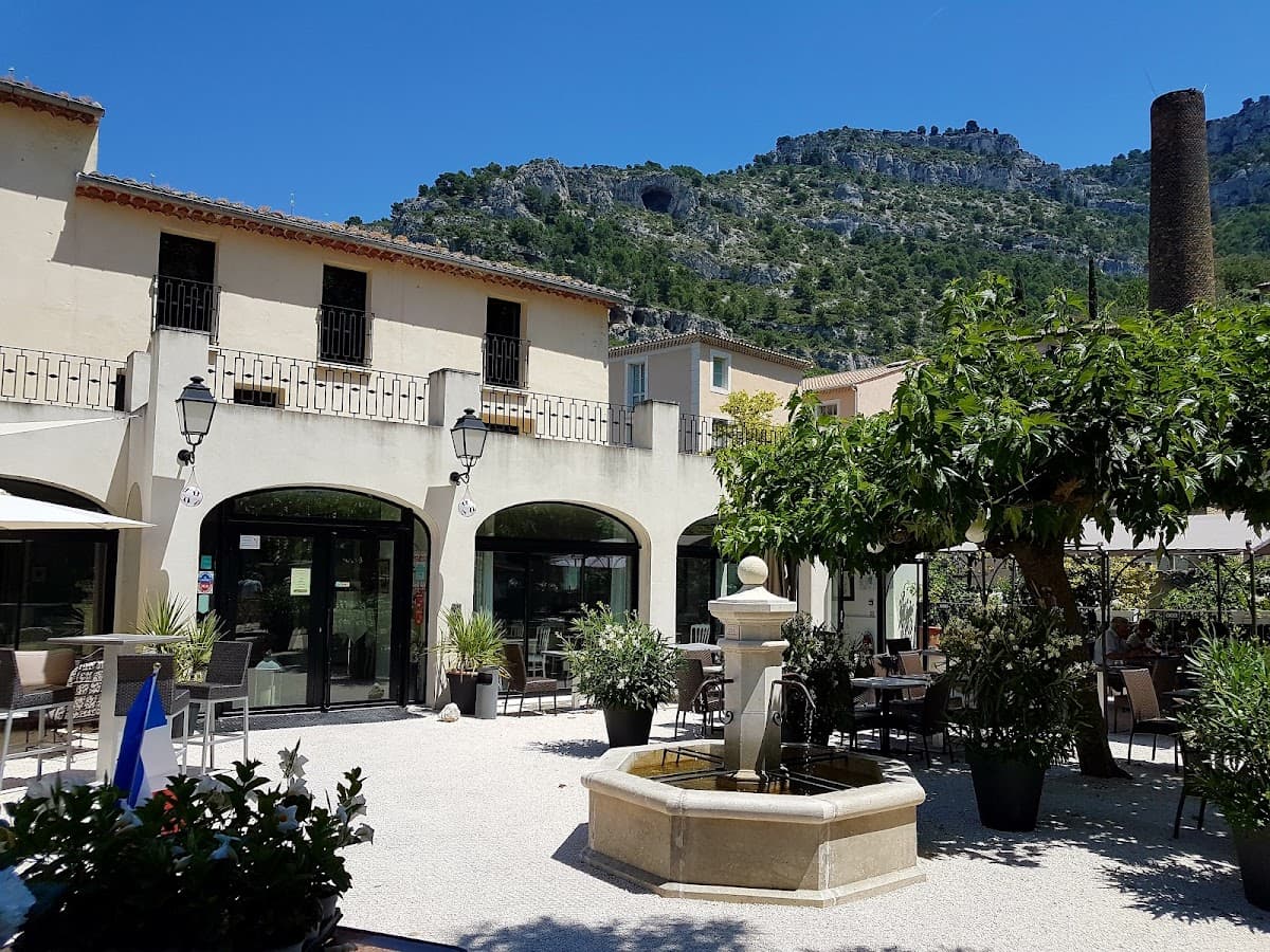 Logis Hôtel Restaurant du Parc: destination wedding venue in 84800 Fontaine-de-Vaucluse, France