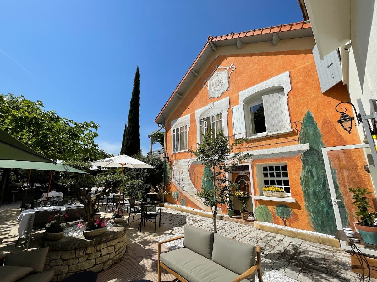 Logis Hotel Le Blason De Provence: destination wedding venue in 84170 Monteux, France