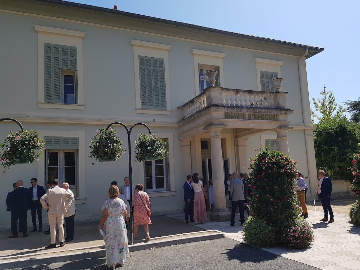 Mairie d'honneur Les Asphodèles — destination wedding venue in 83700 Saint-Raphaël, France