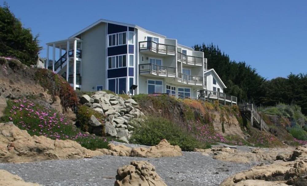 Oceanfront Inn at Shelter Cove, wedding venue in Whitethorn, United States