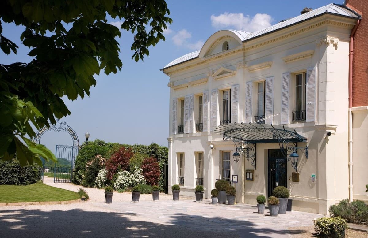 Pavillon Henri IV: destination wedding venue in 78100 Saint-Germain-en-Laye, France