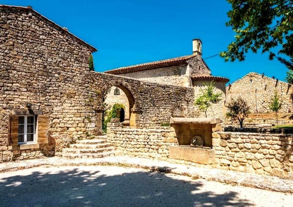 Prieuré Notre-Dame de Conil: destination wedding venue in 13840 Rognes, France