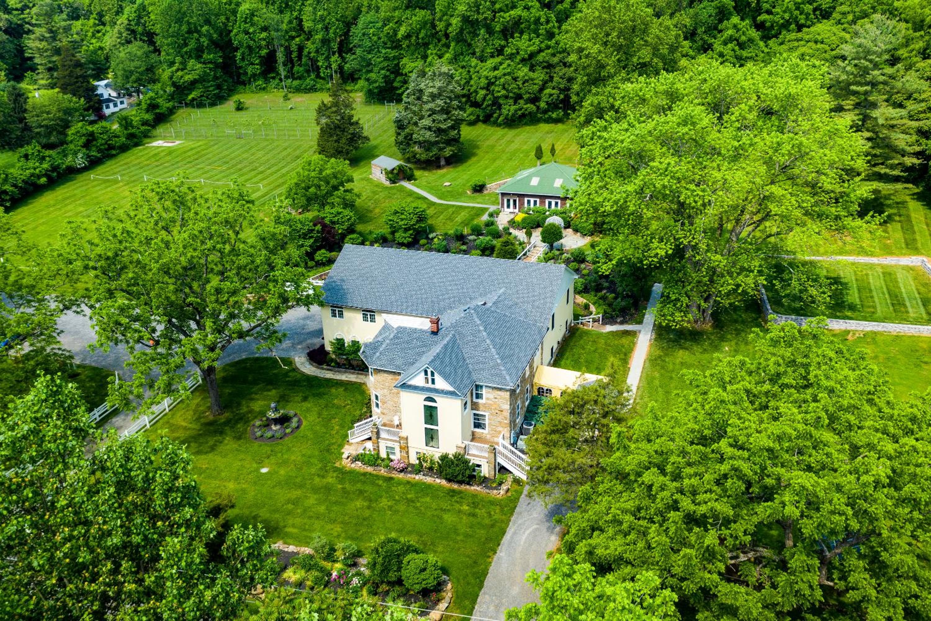 Stone Manor Boutique Inn, wedding venue in Lovettsville, United States