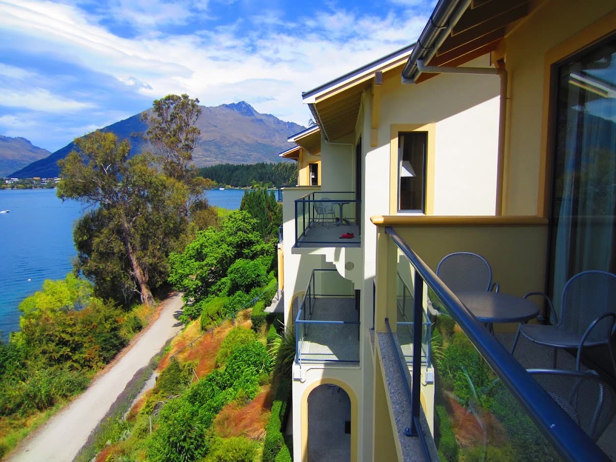 Villa del Lago, Lakeside: destination wedding venue in Queenstown 9300, New Zealand