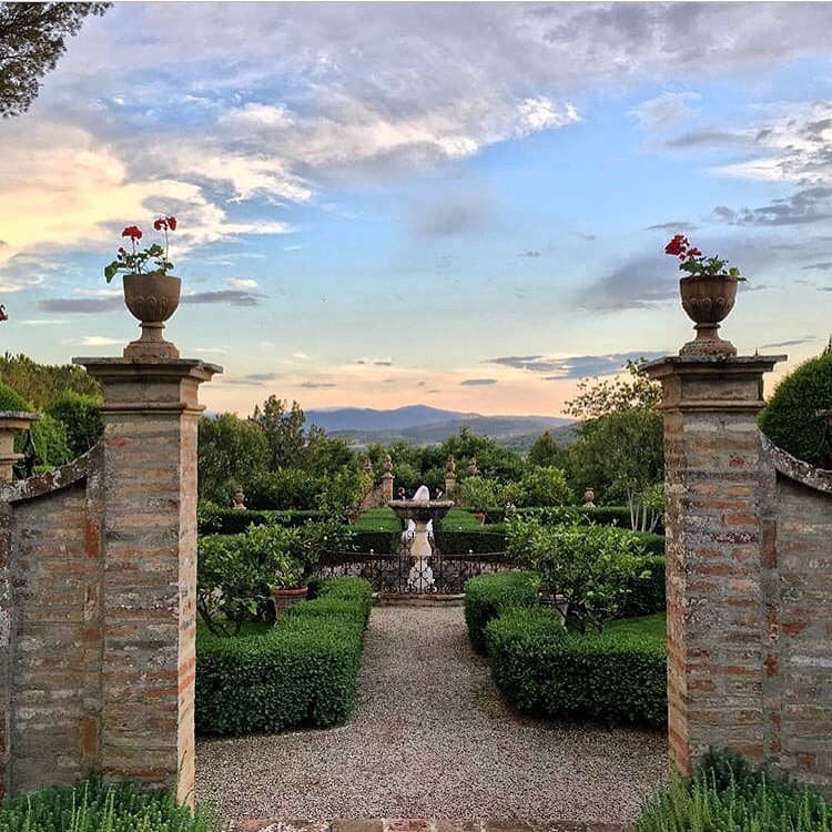 Villa di Montefreddo: wedding venue in 06132 Pilonico Materno PG, Italy